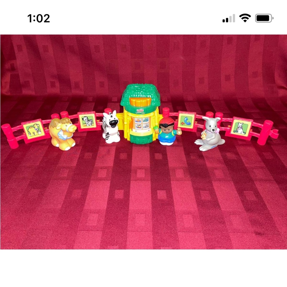 Fisher-Price Little People Baby Zoo Animal Treat Center Set